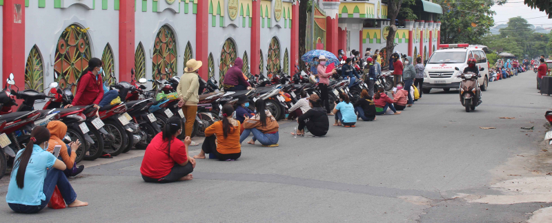 Cả nghìn công nhân “rồng rắn” chờ tiêm vaccine -0