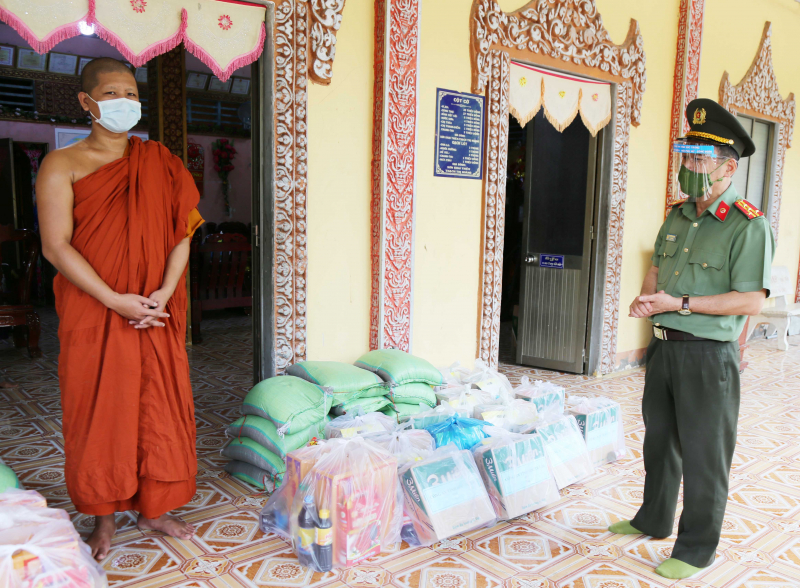 Công an Sóc Trăng tiếp tục chia sẻ với người dân vùng cách ly  -0