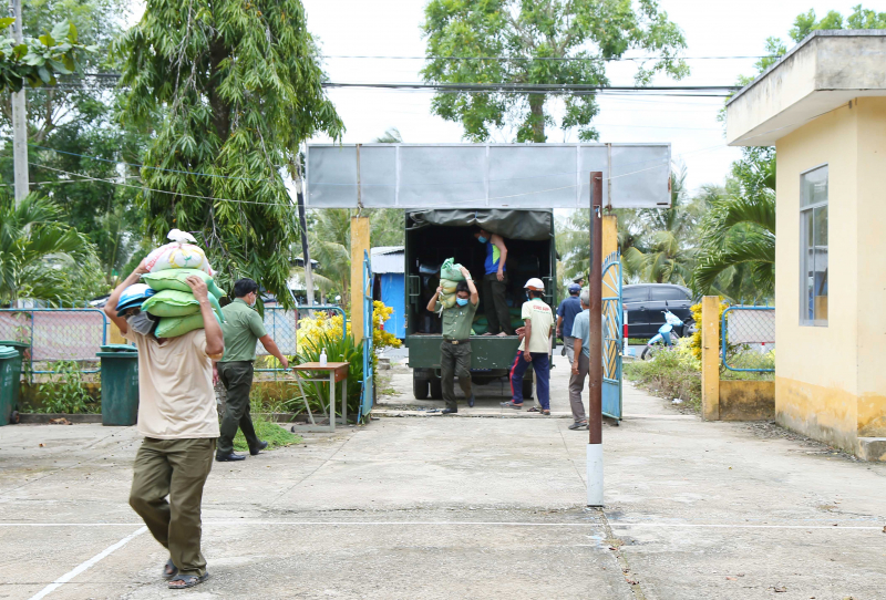 Công an Sóc Trăng tiếp tục chia sẻ với người dân vùng cách ly  -1