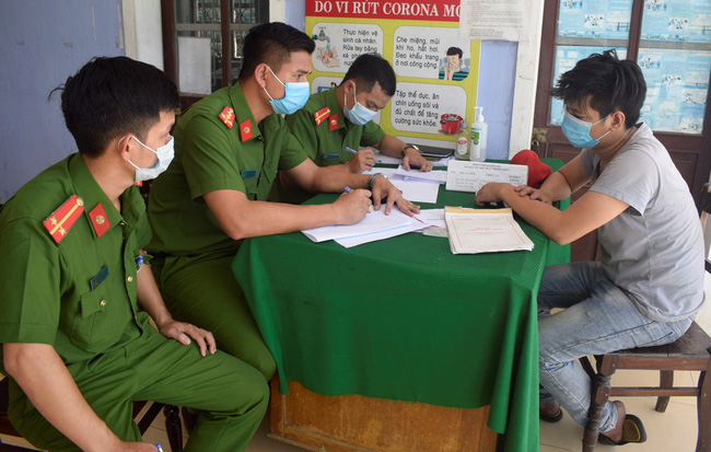 Khai báo gian dối để trốn cách ly, 2 nam thanh niên bị phạt 15 triệu đồng -0