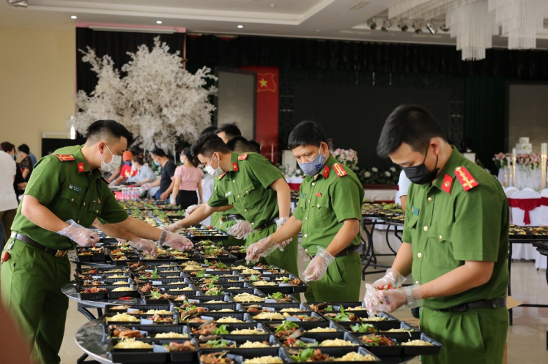 Lực lượng Công an nấu hàng ngàn suất cơm tặng người dân cách ly -0