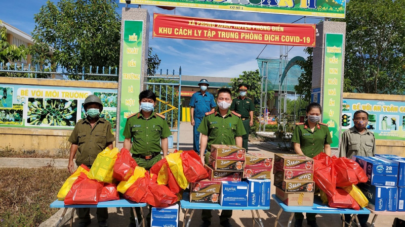 Lực lượng Công an nấu hàng ngàn suất cơm tặng người dân cách ly -0