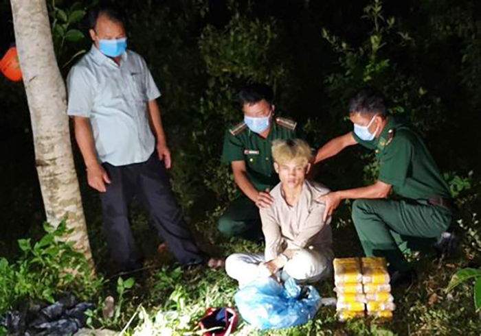 Bắt đối tượng vận chuyển 60.0000 viên ma túy qua biên giới -0