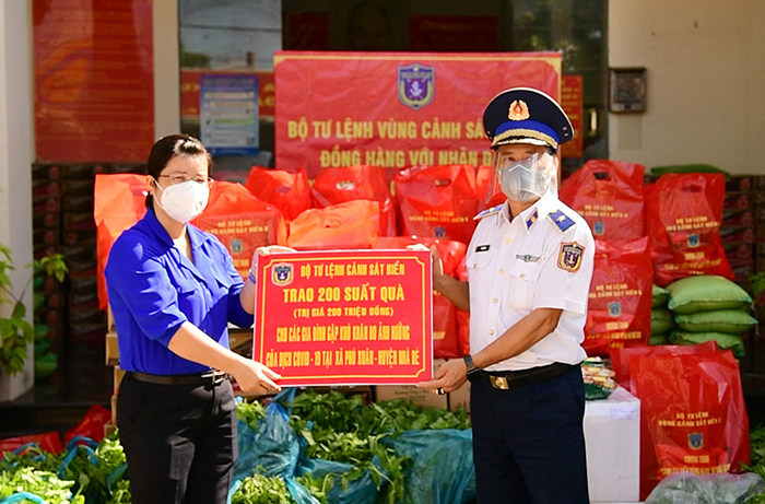 Cảnh sát biển tiếp tục đồng hành cùng ngư dân gặp khó khăn do đại dịch -0