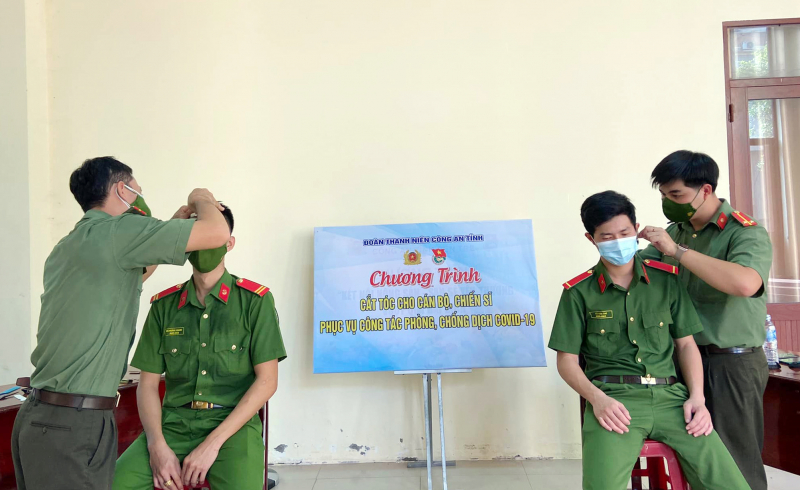 Những “thợ cắt tóc bất đắc dĩ” giúp đồng đội giữ nghiêm Điều lệnh trong lúc dịch bệnh -0