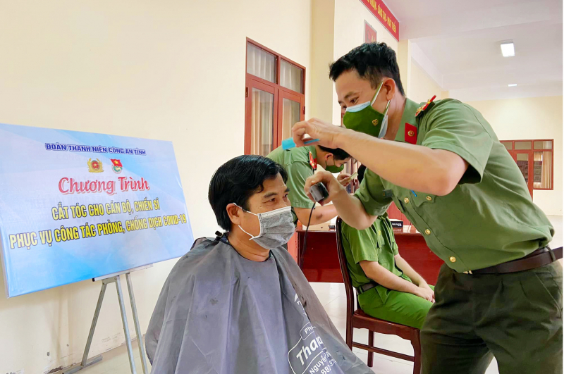 Những “thợ cắt tóc bất đắc dĩ” giúp đồng đội giữ nghiêm Điều lệnh trong lúc dịch bệnh -1