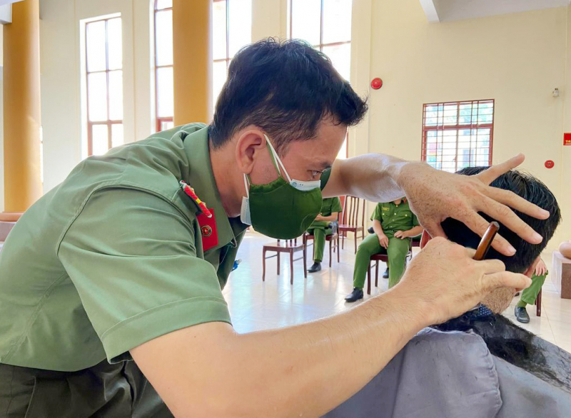 Những “thợ cắt tóc bất đắc dĩ” giúp đồng đội giữ nghiêm Điều lệnh trong lúc dịch bệnh -0