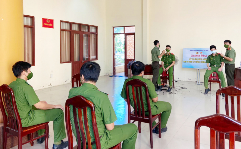 Những “thợ cắt tóc bất đắc dĩ” giúp đồng đội giữ nghiêm Điều lệnh trong lúc dịch bệnh -0