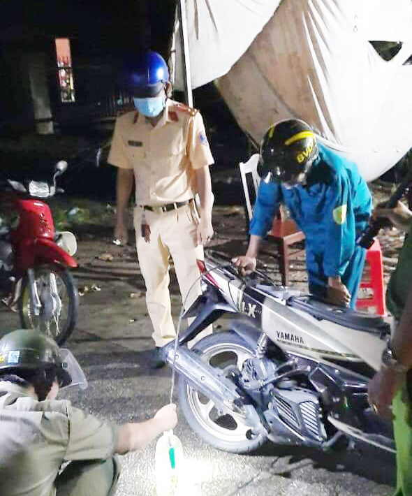 CSGT trực chốt đưa người bị nạn đi cấp cứu  -0