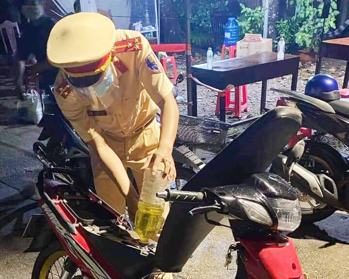 CSGT trực chốt đưa người bị nạn đi cấp cứu  -1