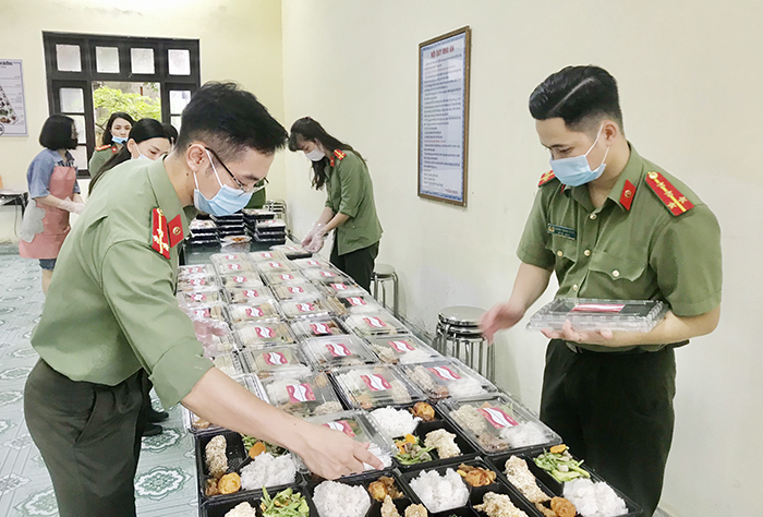 Tổ chức chương trình “ Bữa cơm mang hương vị gia đình” nơi tuyến đầu chống dịch -1