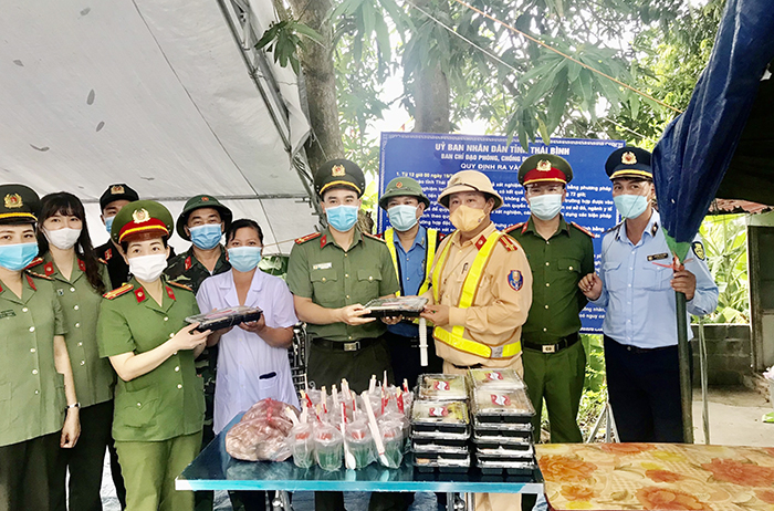 Tổ chức chương trình “ Bữa cơm mang hương vị gia đình” nơi tuyến đầu chống dịch -0