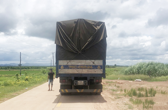 Xe tải có mã QR luồng xanh chở người trái phép -0