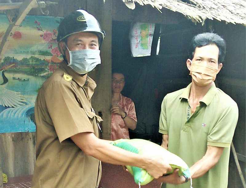 Công an viên mua gạo mang tận nhà tặng người dân -0