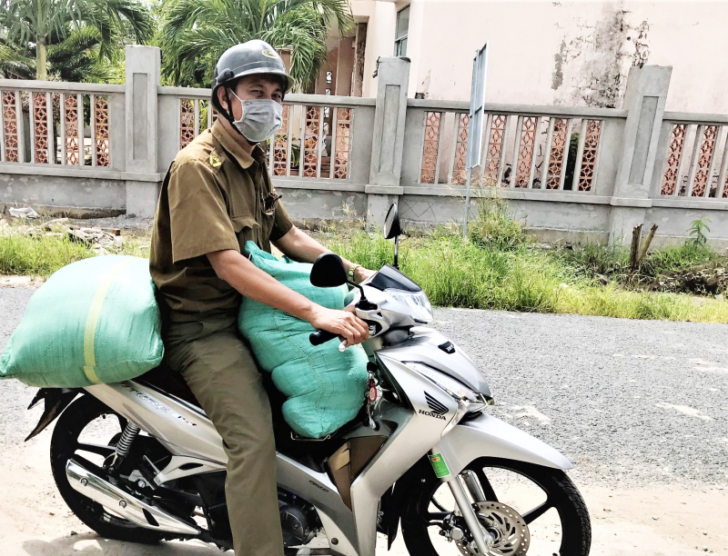 Công an viên mua gạo mang tận nhà tặng người dân -2