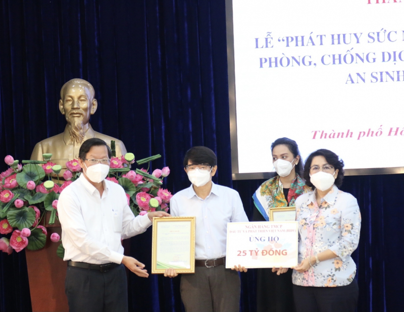 BIDV tiếp tục ủng hộ TP Hồ Chí Minh 25 tỷ đồng để phòng, chống dịch COVID-19 -0