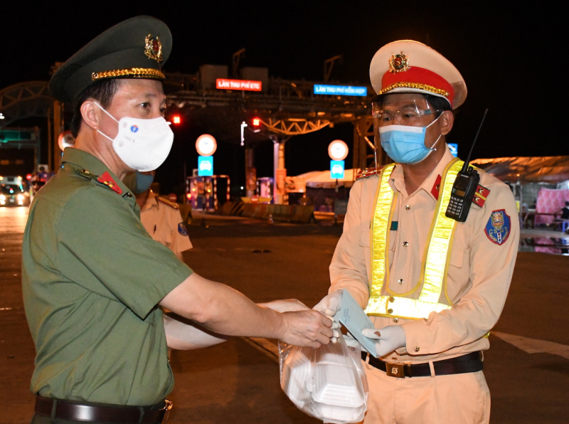 Giám đốc Công an tỉnh Trà Vinh, Tiền Giang thăm hỏi, động viên lực lượng tuyến đầu phòng, chống dịch COVID-19 -0