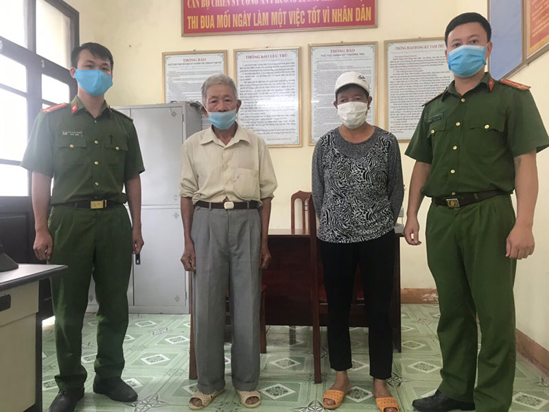Công an xã giúp người đi lạc trở về nhà -0