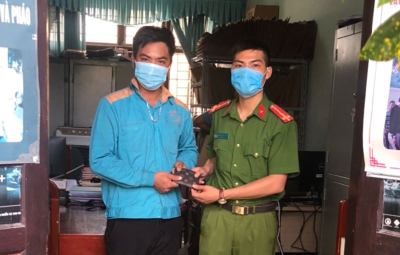Công an xã giúp người đi lạc trở về nhà -0