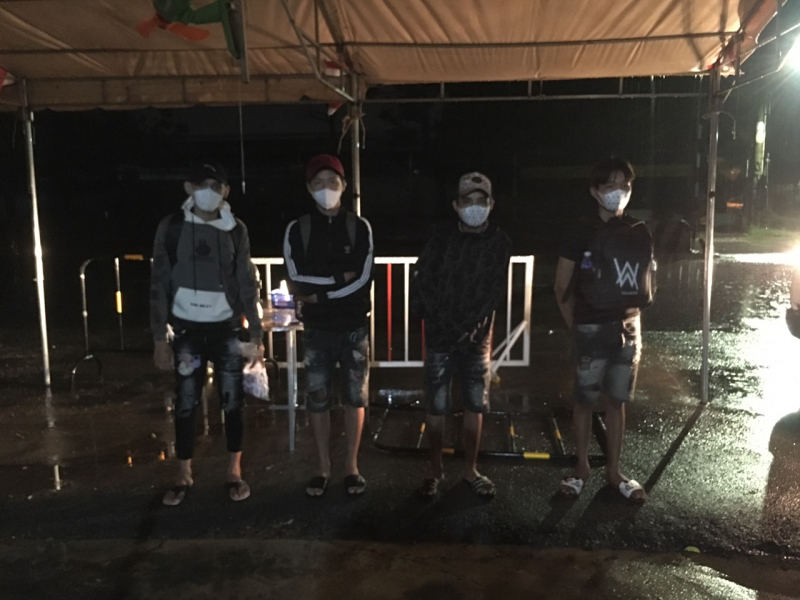 4 thanh niên tại chốt phòng chống dịch số 2 của công an thị xã hòa thành. .jpg -0