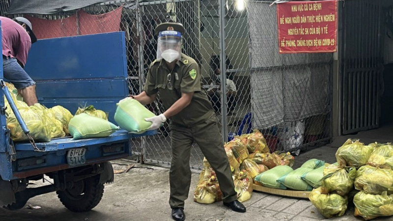 Công an viên với nhiều việc làm thiết thực vì người dân trong mùa dịch  -0