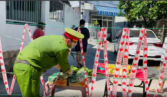 Trưởng Công an phường tìm nguồn hỗ trợ giúp dân trong mùa dịch -0