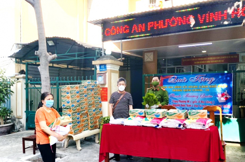 Trưởng Công an phường tìm nguồn hỗ trợ giúp dân trong mùa dịch -0