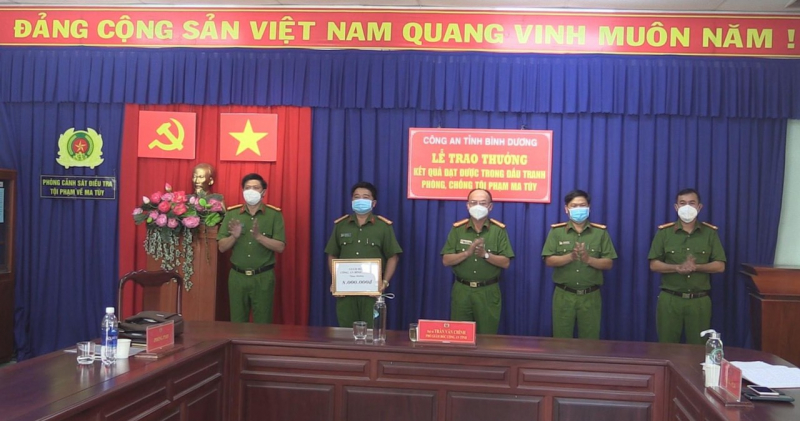 Khen thưởng vụ bắt giữ đối tượng lừa đảo hơn 24 tỷ đồng -0