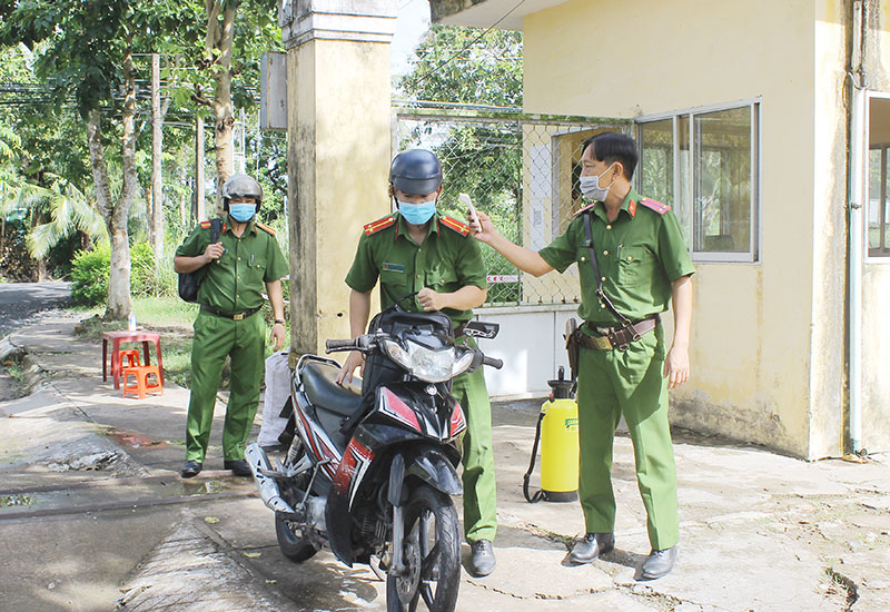 Nhà gần lắm, nhưng nhiều tháng nay chưa được về… -0