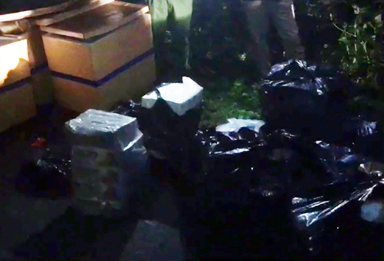 Lao xe tải chở gần 6.000 bao thuốc lá lậu xuống kênh để tẩu thoát -0