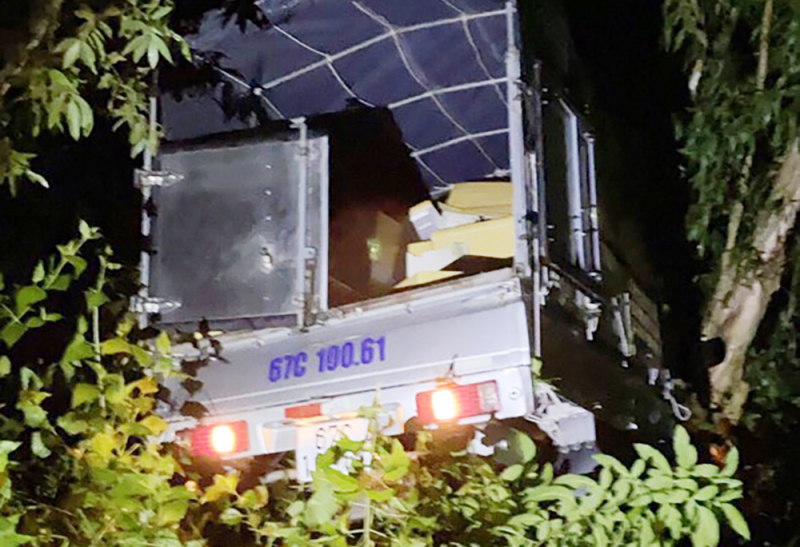 Lao xe tải chở gần 6.000 bao thuốc lá lậu xuống kênh để tẩu thoát -0