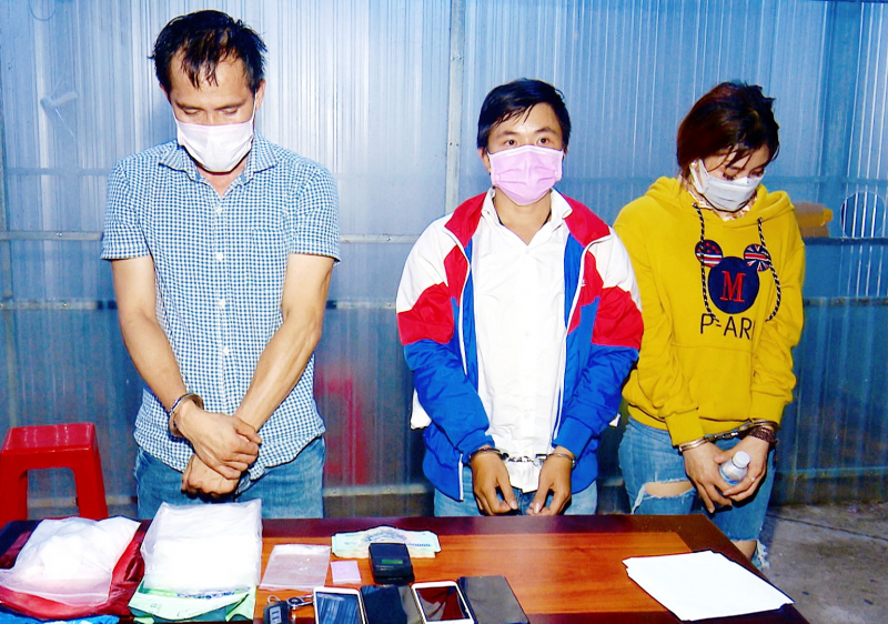 Ngụy trang xe hỗ trợ phòng, chống dịch vận chuyển gần 2kg ma túy đá -0