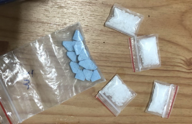 Gặp tổ tuần tra chống dịch, vứt bỏ ma túy bên đường vẫn không thoát được -0