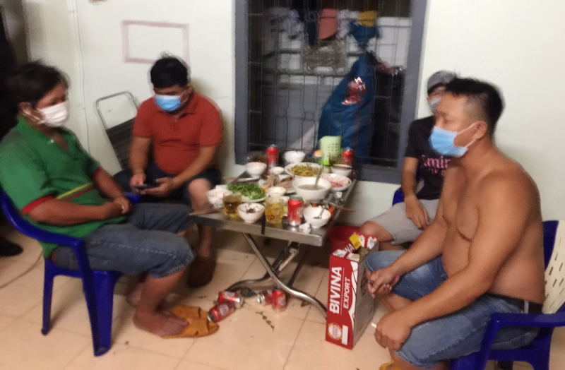 Gặp tổ tuần tra chống dịch, vứt bỏ ma túy bên đường vẫn không thoát được -0