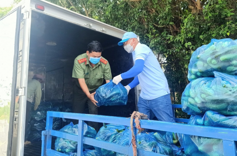 Công an Vĩnh Long hỗ trợ 38 tấn nông sản cho lực lượng tuyến đầu chống dịch ở TP Hồ Chí Minh -0