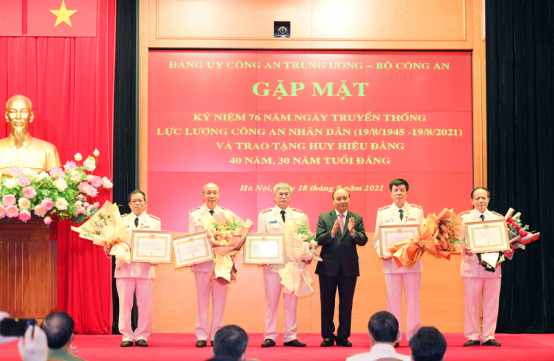 Senior Party members of Public Security Forces presented with 40-year and 30-year Party Membership badges -1