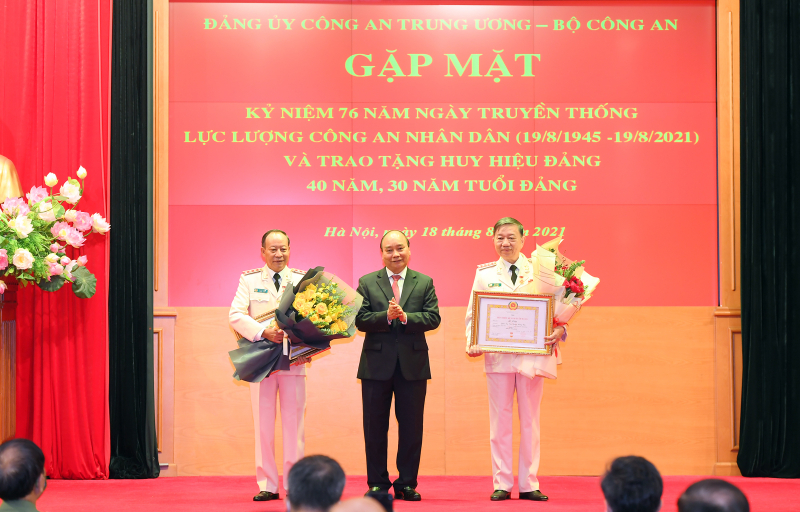 Senior Party members of Public Security Forces presented with 40-year and 30-year Party Membership badges -0