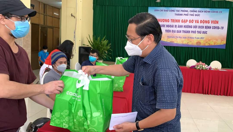 Gặp gỡ động viên và trao quà cho người nước ngoài bị ảnh hưởng bởi dịch COVID – 19 -0