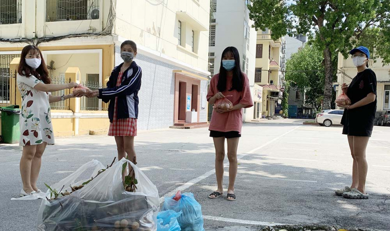 Báo CAND tặng quà cho các hộ dân gặp khó khăn do dịch bệnh COVID-19 trên địa bàn quận Hoàn Kiếm -0