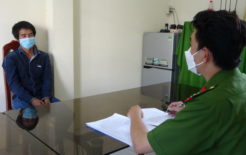 Nam thanh niên bị bắt vì xài điện thoại do bạn gái trộm cắp -0