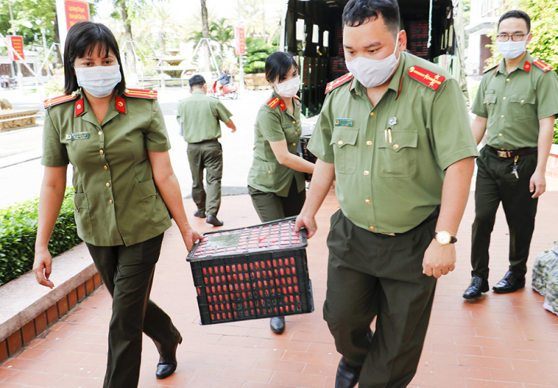 Lan tỏa hành động đẹp của cán bộ, chiến sĩ Công an trong cao điểm phòng, chống dịch -0