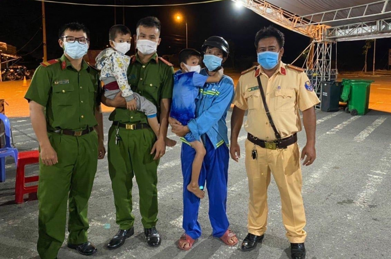 Lan tỏa hành động đẹp của cán bộ, chiến sĩ Công an trong cao điểm phòng, chống dịch -0