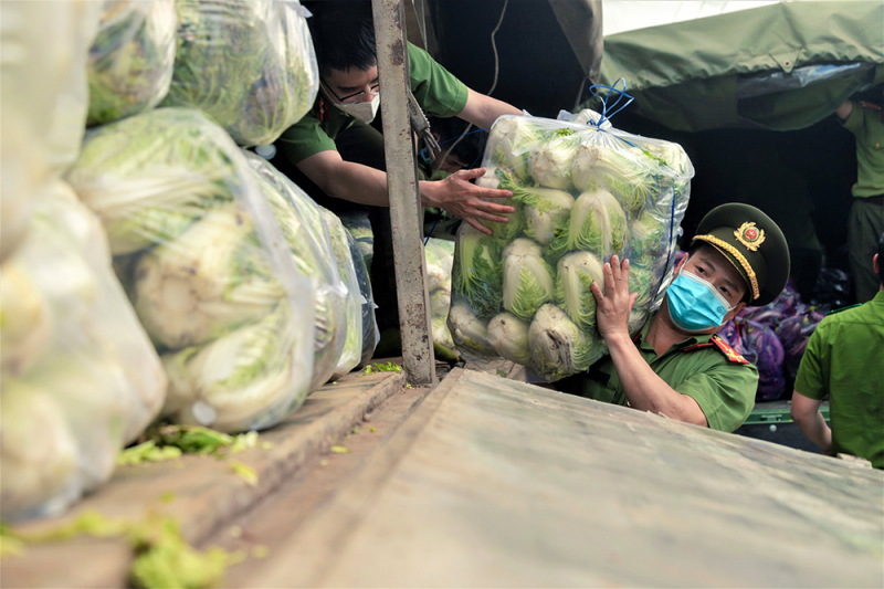 Công an hỗ trợ nông dân tiêu thụ sản phẩm -0