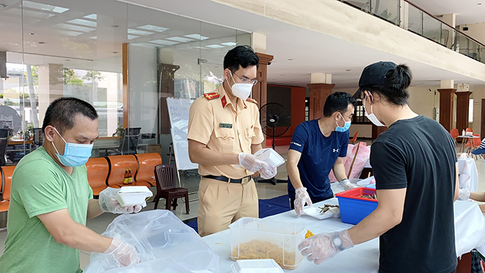 trang 18,19: Bếp ăn thắm đượm tình nghĩa đồng bào -0