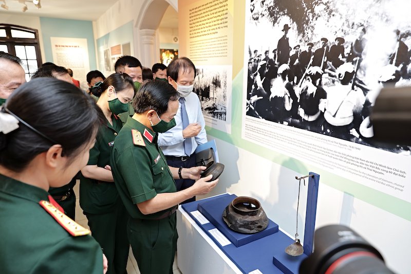 Giới thiệu hơn 200 hình ảnh, tài liệu, hiện vật phản ánh về cuộc đời, những cống hiến to lớn của Đại tướng Võ Nguyên Giáp -0