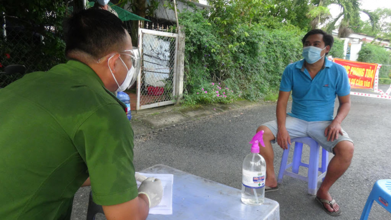 Bị phạt 7,5 triệu đồng vì trốn ra khỏi khu phong tỏa để mua rượu bia, thuốc lá -0