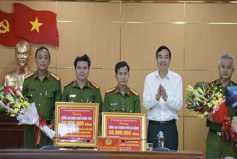 canh sat hinh su 3.jpg -0