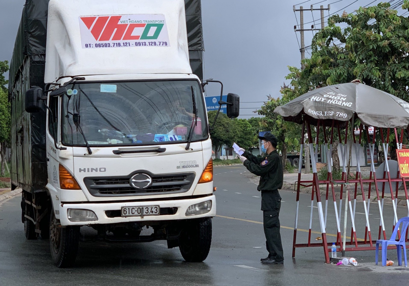 Trang 12_số đặc biệt_Cảnh sát cơ động, lá chắn vững vàng giữa tâm dịch -0