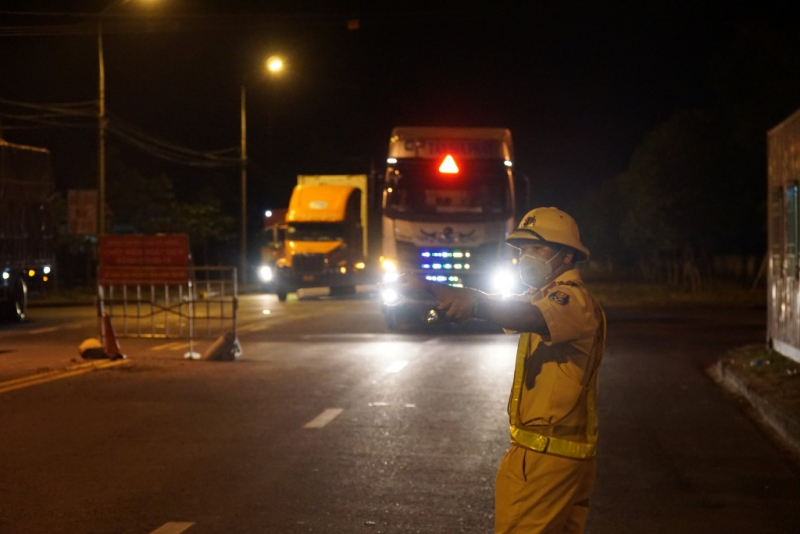 Công an Đà Nẵng xuyên đêm gác chốt, hỗ trợ Y tế test nhanh kháng nguyên SARS-CoV-2 bảo vệ cửa ngõ Đà Nẵng -0