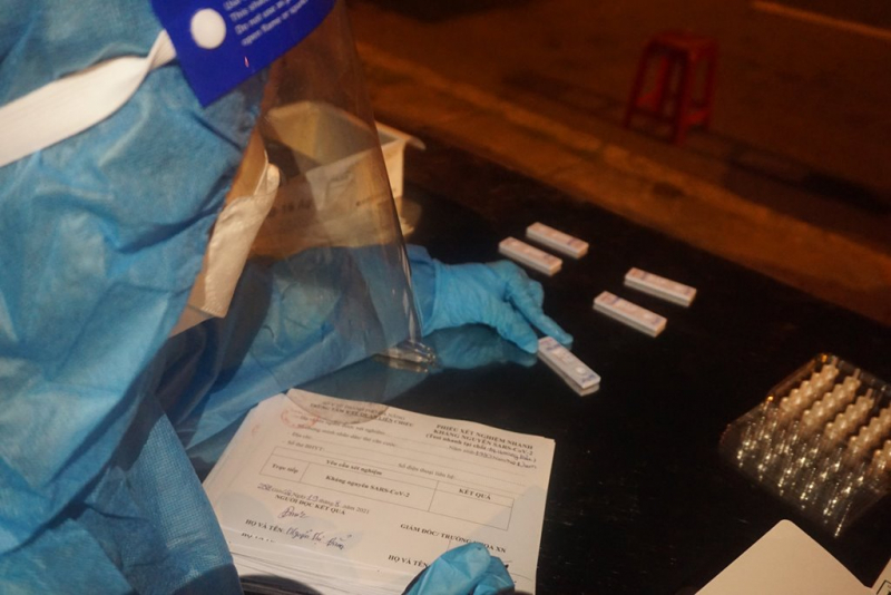 Công an Đà Nẵng xuyên đêm gác chốt, hỗ trợ Y tế test nhanh kháng nguyên SARS-CoV-2 bảo vệ cửa ngõ Đà Nẵng -0